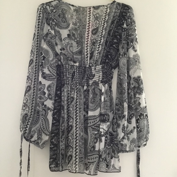 😍Romeo & Juliet Grey Long Sleeves Blouse - Picture 3 of 8